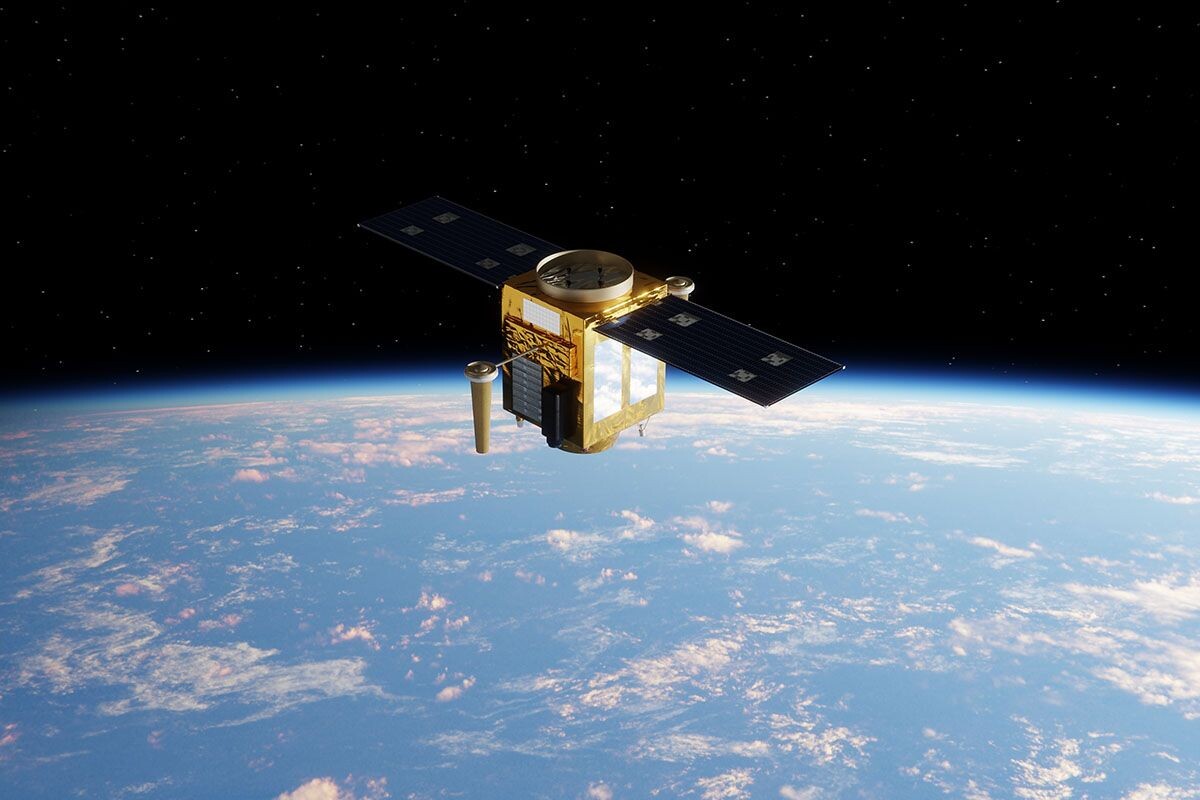 Наблюдать за движением спутников лучше в бинокль или телескоп. Источник: Shutterstock📷
