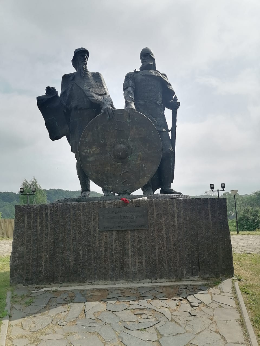 Памятник князьям Рюрику и Вещему Олегу