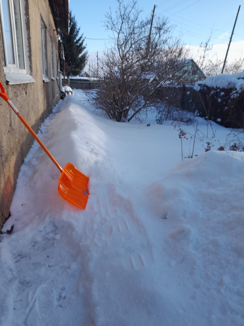 Снежный хребет вдоль стены дома. Январь 1925г.