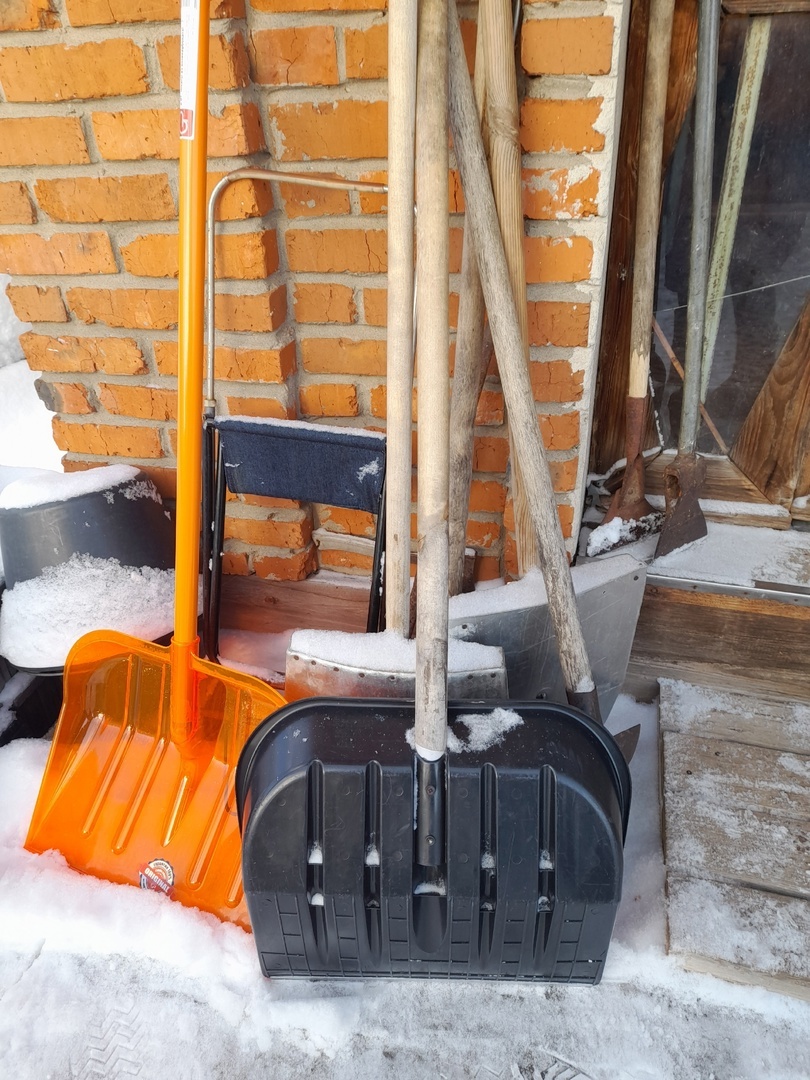 Лопаты на любой вкус и размер и ледо-снегоколы.