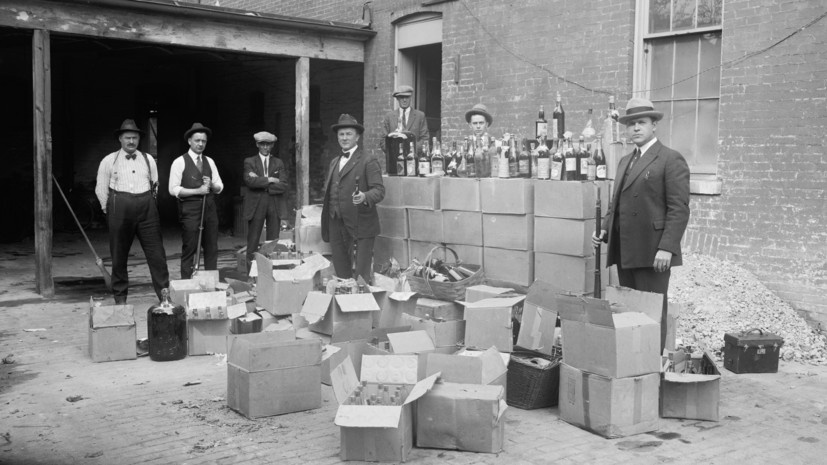     Американские силовики конфисковали партию алкоголя, 1922 год Gettyimages.ru HUM Images/ Universal Images Group