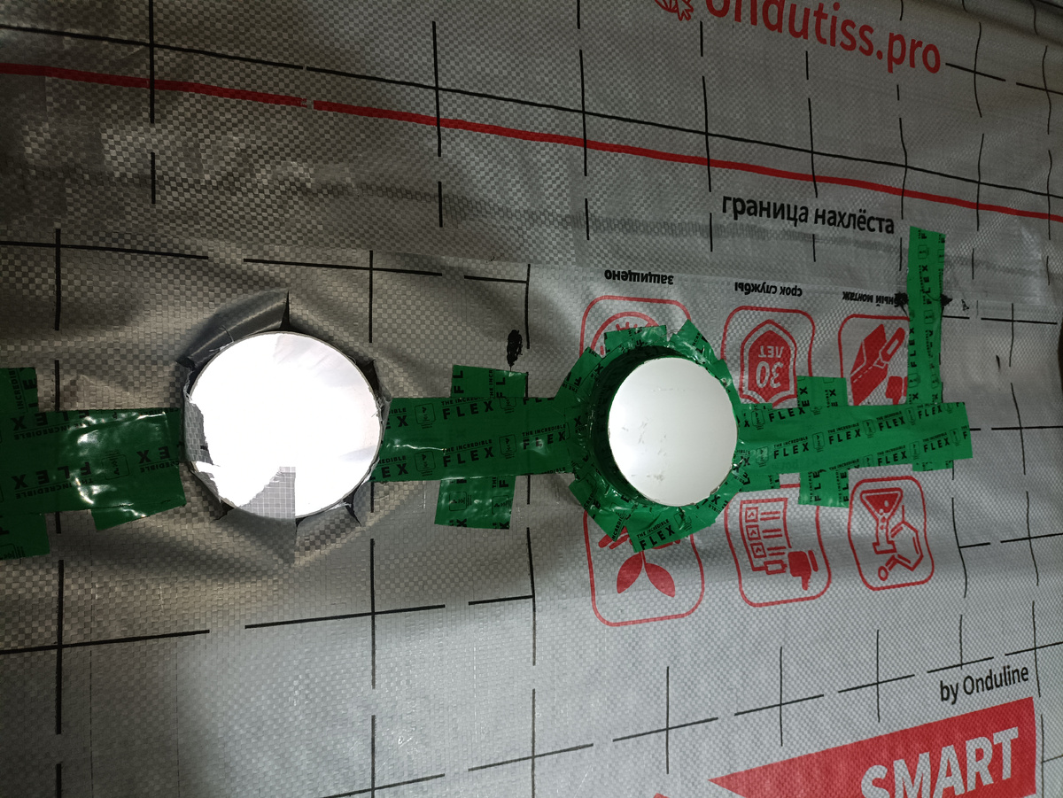 Справа– вентканал в санузле. Слева – проходка для фанового стояка.