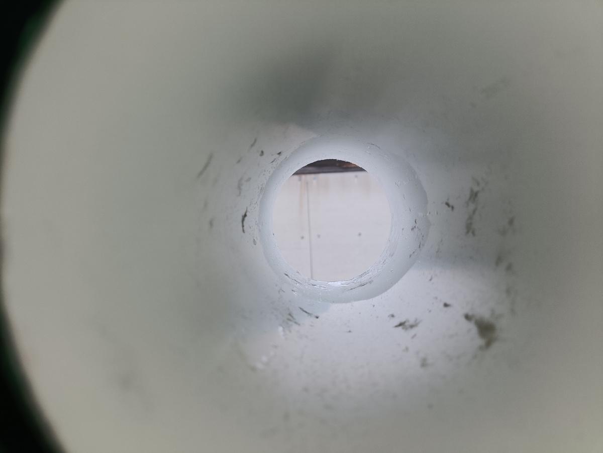 Окно в Европу, ближе к наружной части труба покрыта конденсатом.