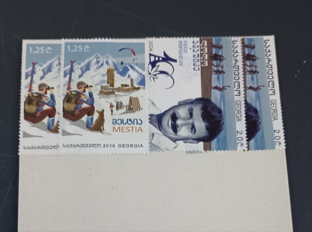 Правда, не всегда можно подобрать нужный номинал и иногда приходится клеить одну марку на другую. Главное, чтобы была видна её цена