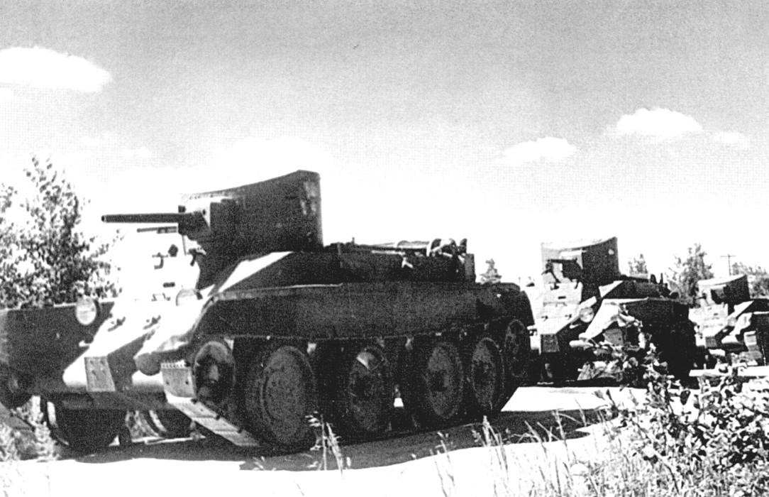 Колонна танков БТ-2 на марше