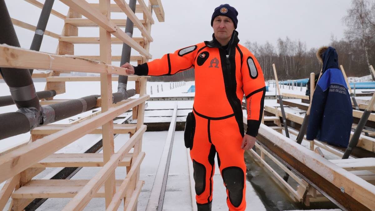    Спасатель Виталий Шоханов в рамках подготовки к крещенским купаниям осматривает готовую к установке в купель деревянную конструкцию / Фото: Анатолий Цымбалюк / Вечерняя Москва