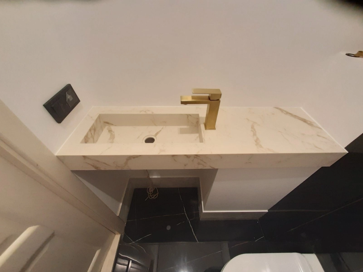 В одном уютном доме, где каждый уголок дышит гармонией и стилем, главной изюминкой стала темная столешница с прямоугольной раковиной из керамогранита. Она с первого взгляда привлекла внимание всех гостей, создавая атмосферу современного дизайна и уюта.

Эта столешница отлично вписывается в любой интерьер, добавляя ему элегантности и выразительности. Прямоугольная раковина гармонично сочетается с ее темным оттенком, подчеркивая уникальность каждой детали. Изготовленная из качественного керамогранита, столешница обеспечивает долговечность и легкость в уходе, что особенно важно в быстром ритме жизни.