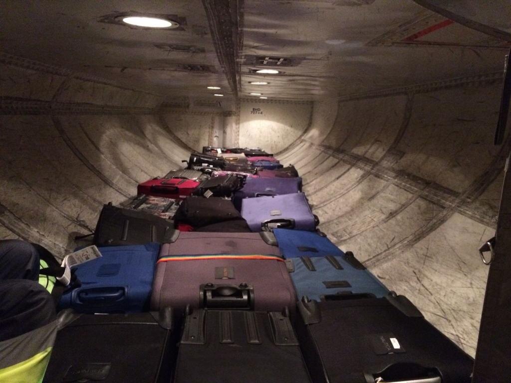 Багажный отсек в самолете