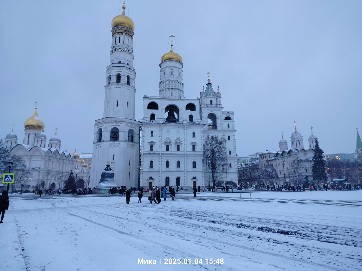 Колокольня "Иван Великий" разделила городскую площадь Москвы на две: Соборную и Ивановскую 