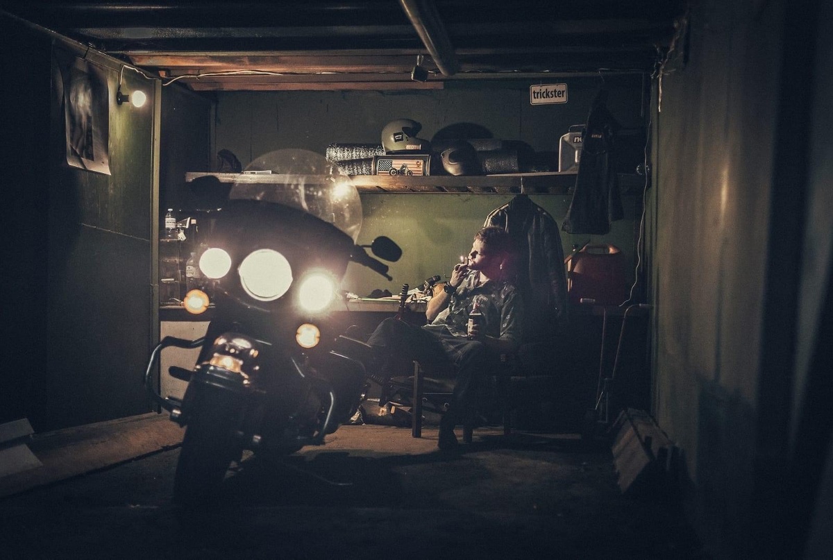 Я и мой Road King Police 2003 в гараже. Фото – Игорь Родин