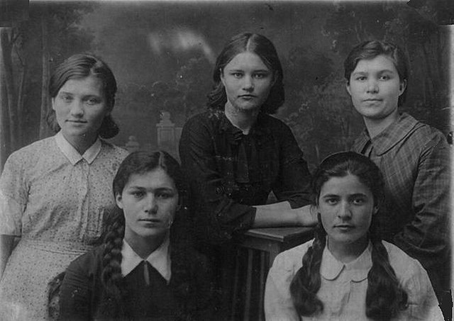 Участница "Молодой гвардии" Ульяна Громова в школьные годы. На фото, - первая справа.   