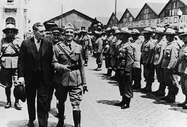 Антониу Салазар осматривает войска перед их отправлением в африканские колонии Португалии