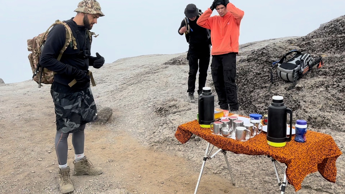 Я и наш стол для чаепития. 
