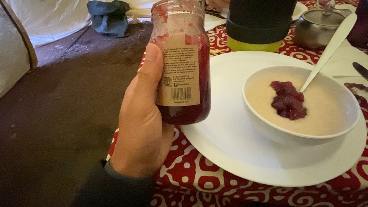 Каша и малиновый джем.