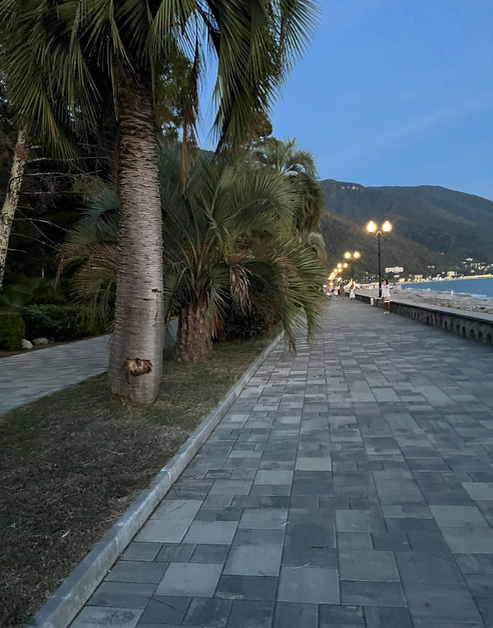 набережная в Гаграх