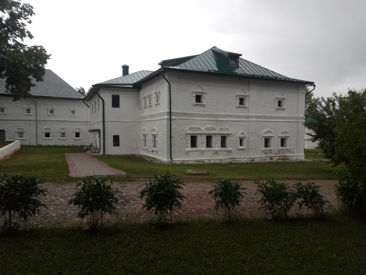 “Старый” келейный корпус XVII в. перестроенный в XIX в. Слева на заднем плане виден  “Новый” келейный корпус XVII в. и тоже перестроенный в XIX в.