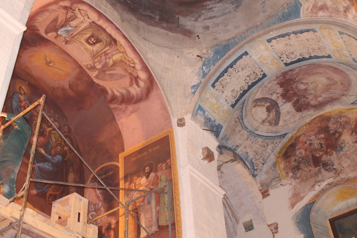 В Соборе Стратилата среди росписей первой трети XIX в. сохранились участки более древних фресок. Фото с сайта монастыря https://feodor-monastyr.ru/ru/o-monastire/istoriya-monastyrya/rastsvet-monastyrya-1557-1600-gg