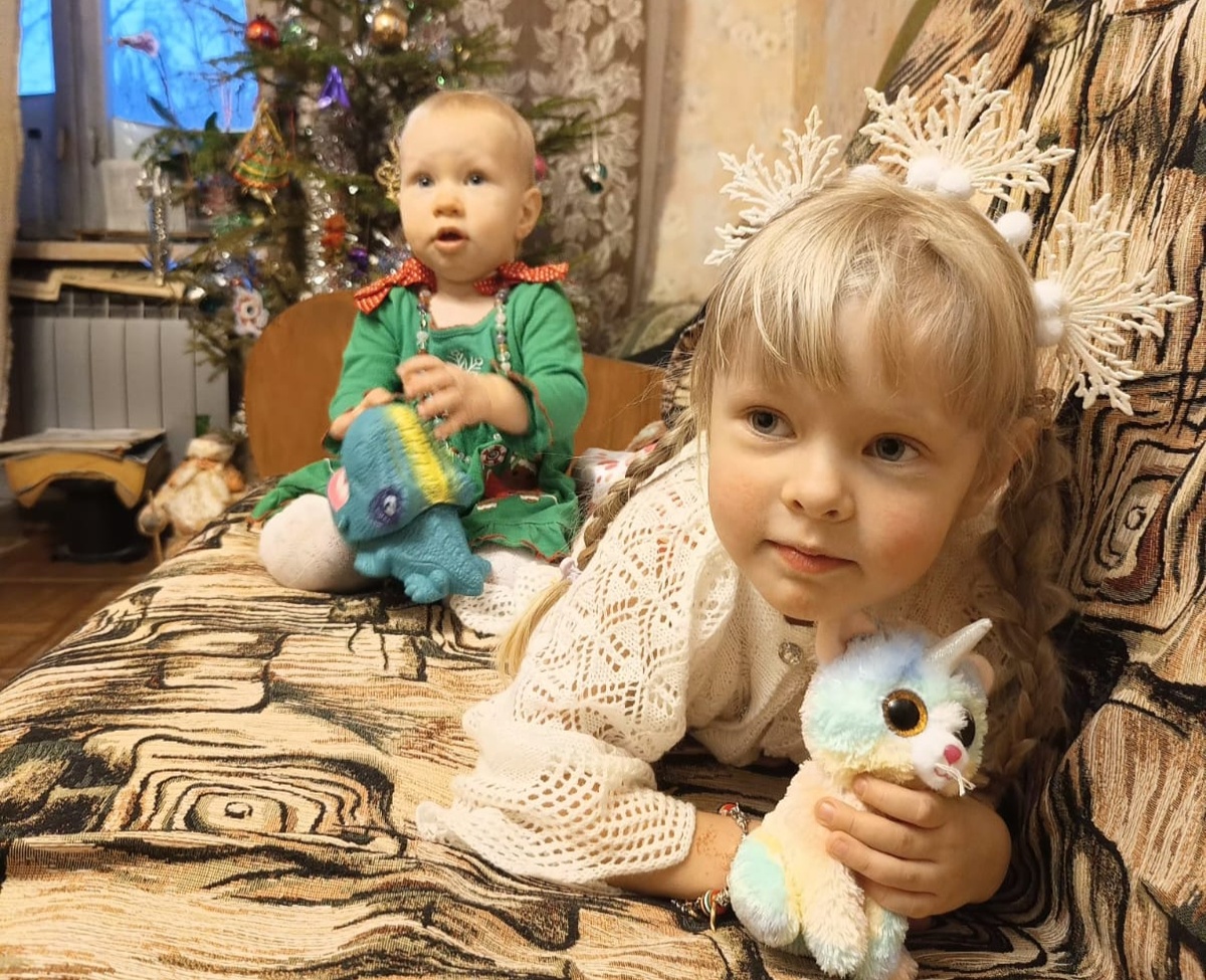 Сестрички-лисички приготовились слушать мамин рассказ