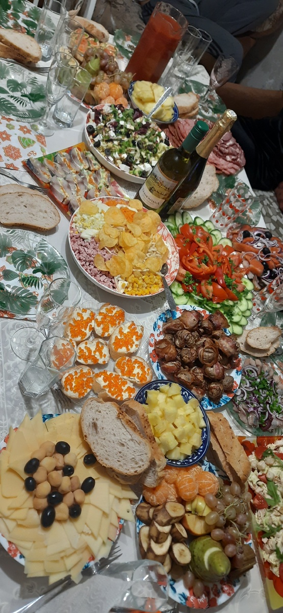 Наш стол был,но кажется потом ещё добавляли что-то.