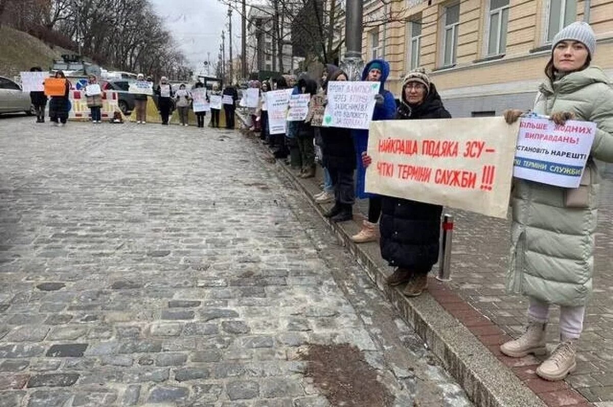    Пикет с участием родственников украинских военных прошел в Киеве