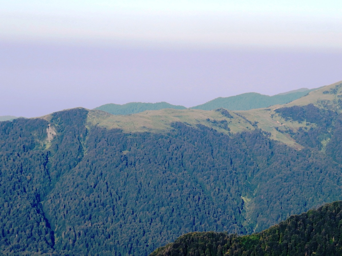 Адзмах - спуск с Лыхты. Там мы будем завершать поход.