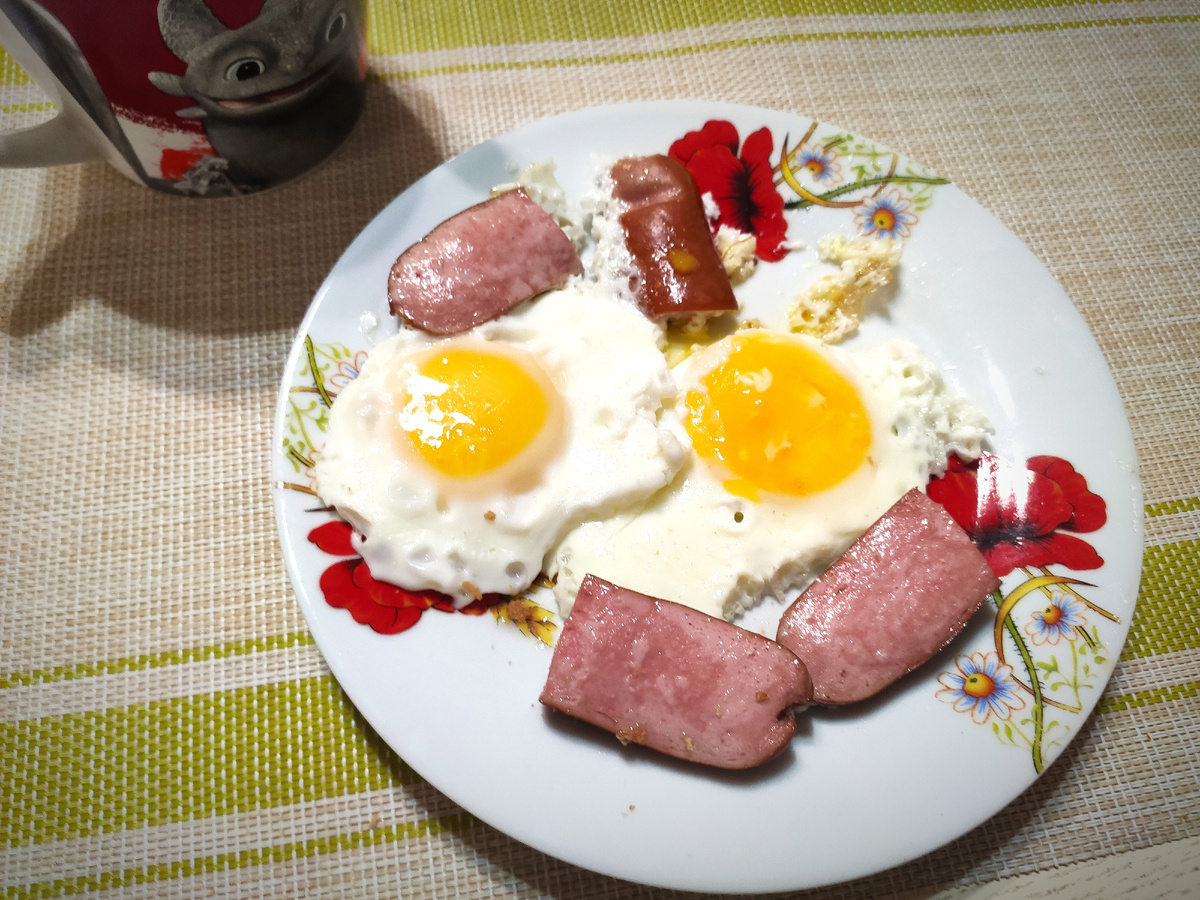 Завтрак: яичница и сосиска