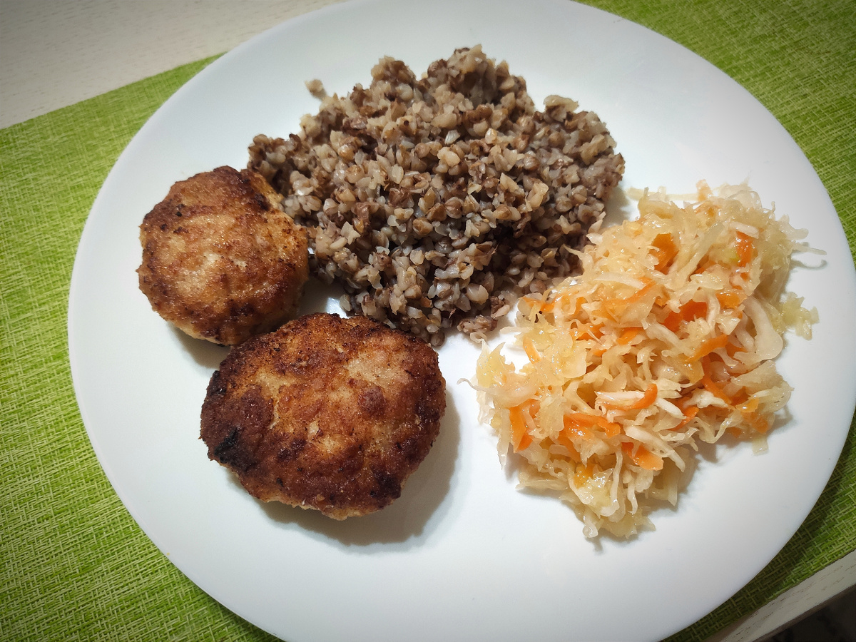 Ужин: гречка с котлетами и квашенная капуста.