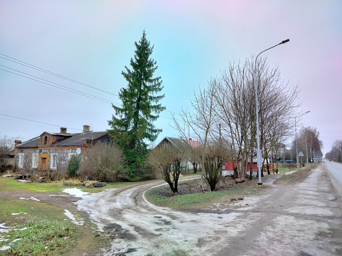 Старинное здание на улице Коммунальной. В настоящее время жилой дом. Фото сделаны 16 января. Травка зеленеет😊