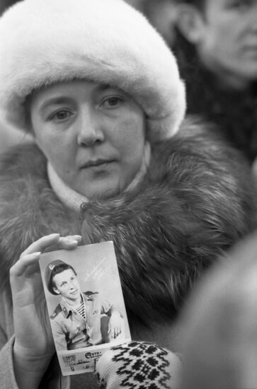 ГОРБУНОВ ЕВГЕНИЙ АЛЕКСАНДРОВИЧ, рядовой 154-го отдельного отряда специального назначения. С ноября 1981 г. служил в Республике Афганистан пулеметчиком. 7 ноября 1981 г. в бою у н. п. Джиза провинции Джаузджан пропал без вести. Митинг у посольства Пакистана. Смотрите наши фильмы: "Ташакор" и "Ташакор, послесловие..."