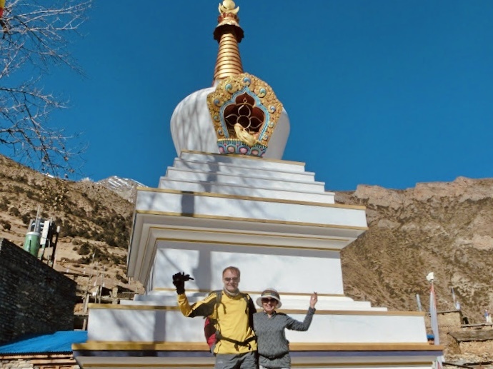 На фоне буддийской ступы