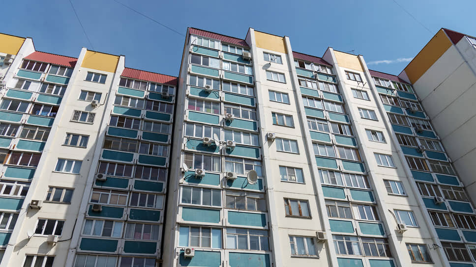 В региональном заксобрании считают, что 35-летние дома в хорошем состоянии, и вводить их в проекты КРТ не имеет смысла.📷Фото: Игорь Елисеев / Коммерсантъ
