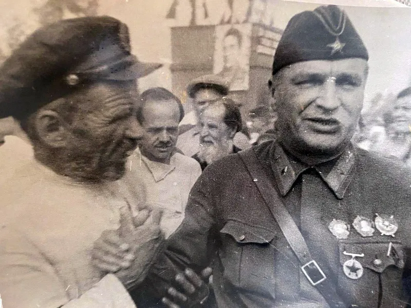 Простой народ обожал Чкалова. Наверное во многом потому, что и сам он был - выходцем из простого народа