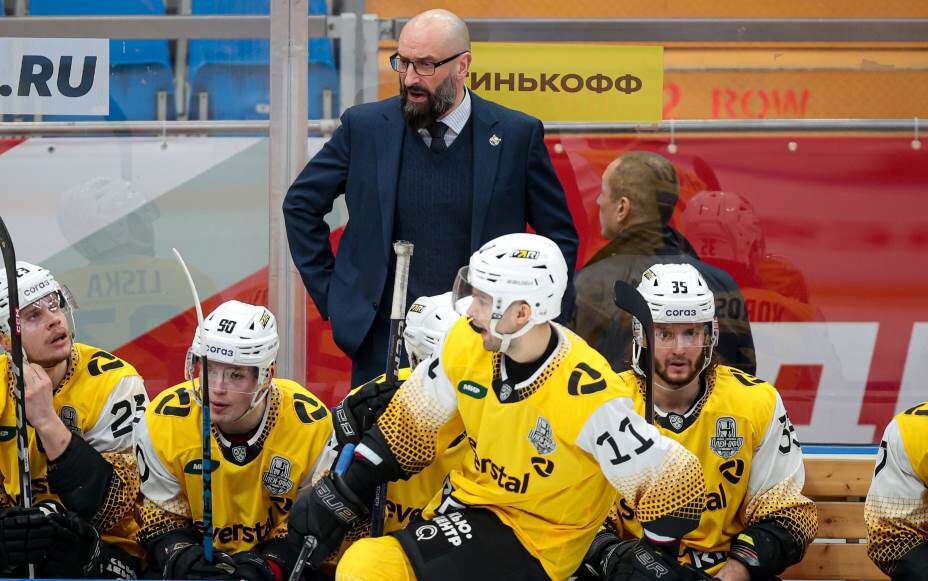    Главный тренер «Северстали» Андрей Козырев за работой на скамейке. Фото: ВК ХК «Северсталь»