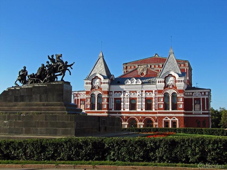    Самарский академический драматический театр им. М. Горького и памятник В. И. Чапаеву Фото: Cath Sea. Собственная работа, по лицензии CC BY-SA 3.0