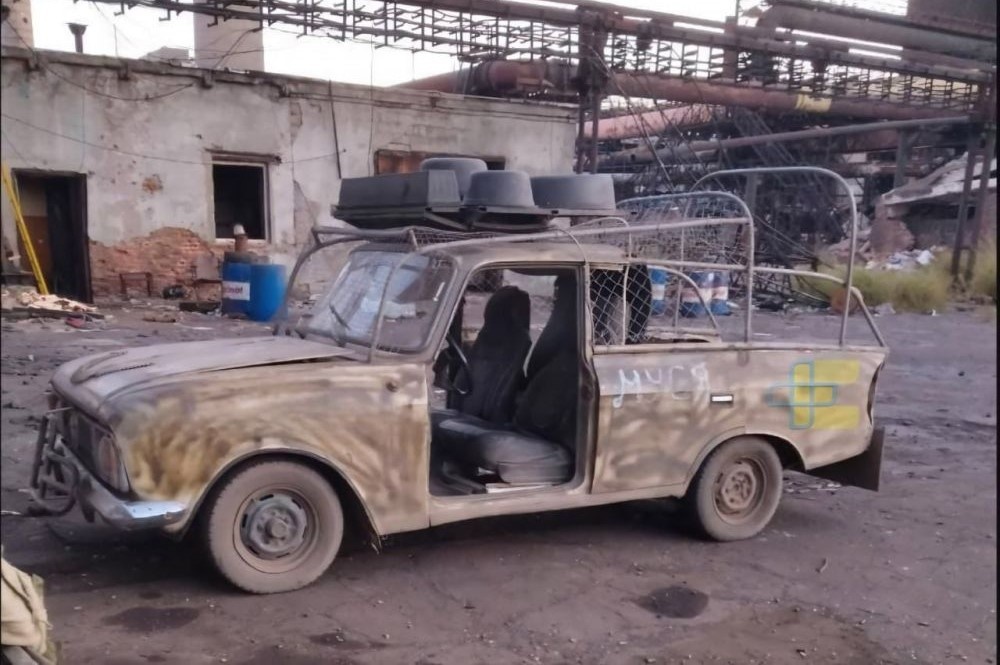 Очередной фронтовой транспорт с решётками на лобовом стекле и массивной системой РЭБ против дронов, источник – Телеграм-канал Военный Осведомитель