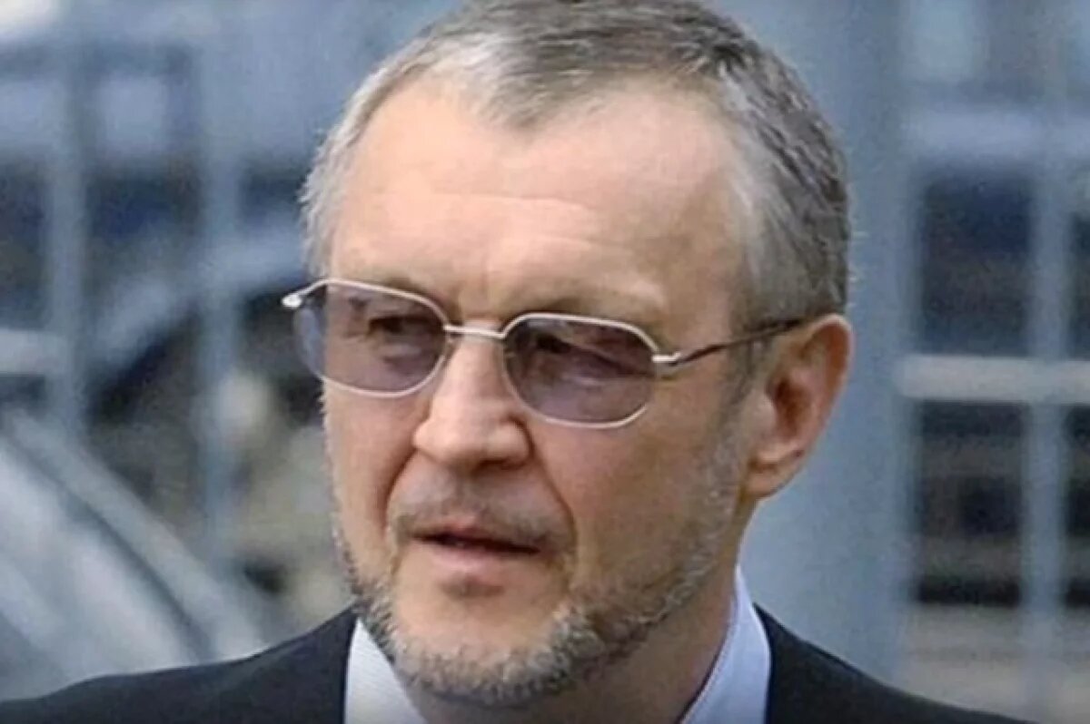    Прикрывался шизофренией.