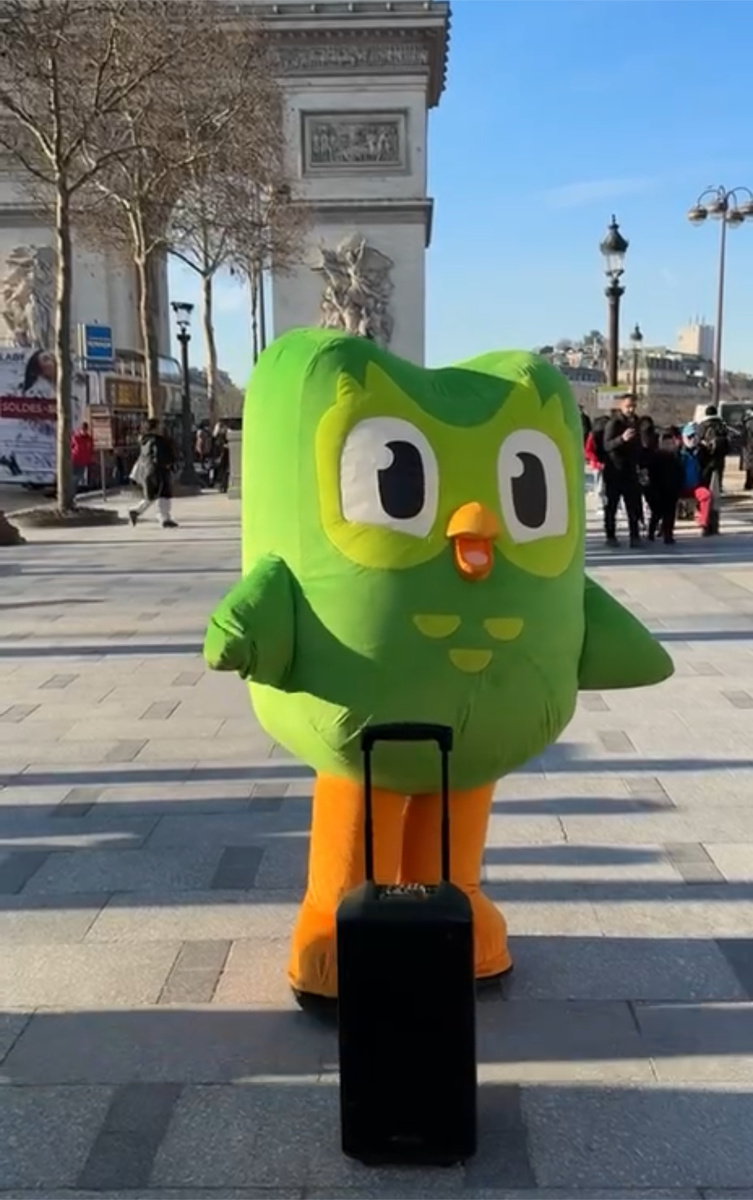 Совёнок Duolingo станцевал под трек «Сигма Бой» в Париже  