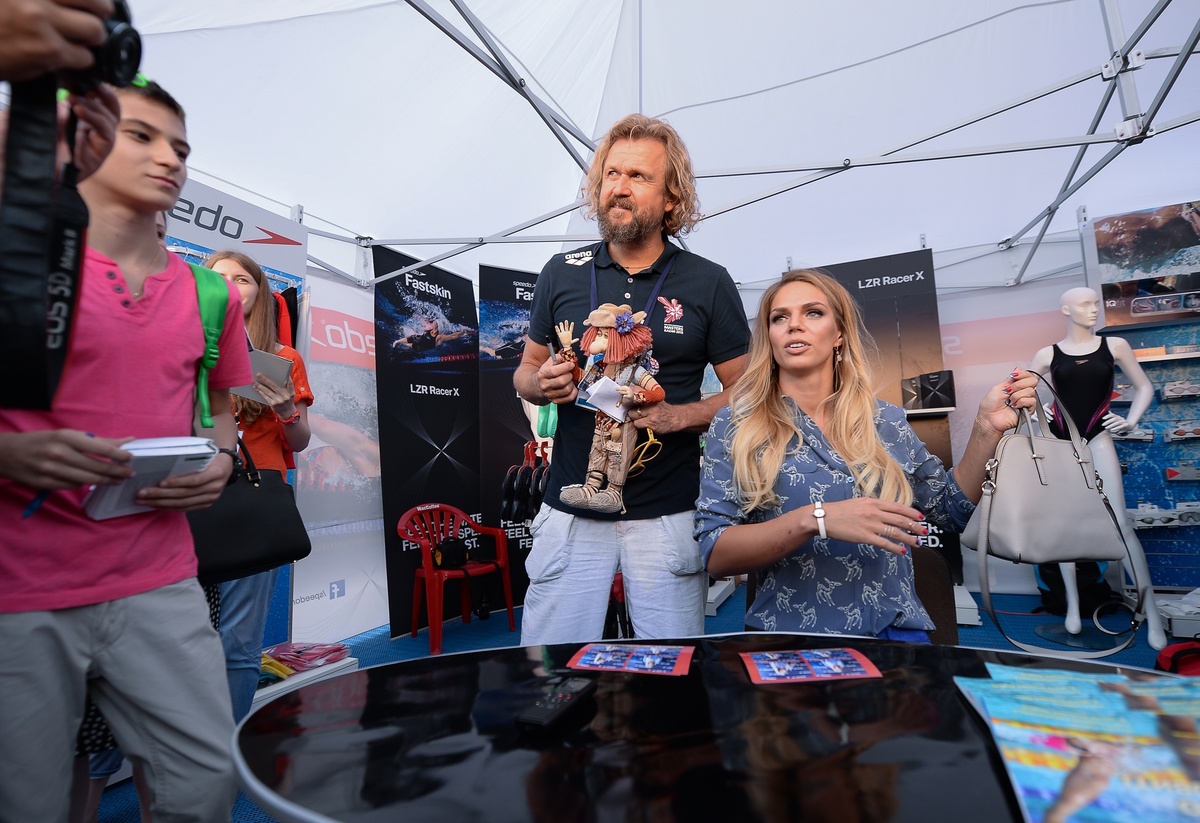     Дмитрий Волков и Юлия Ефимова на встрече с болельщиками перед началом этапа Кубка мира FINA в 2015-м / РИА Новости / Александр Вильф