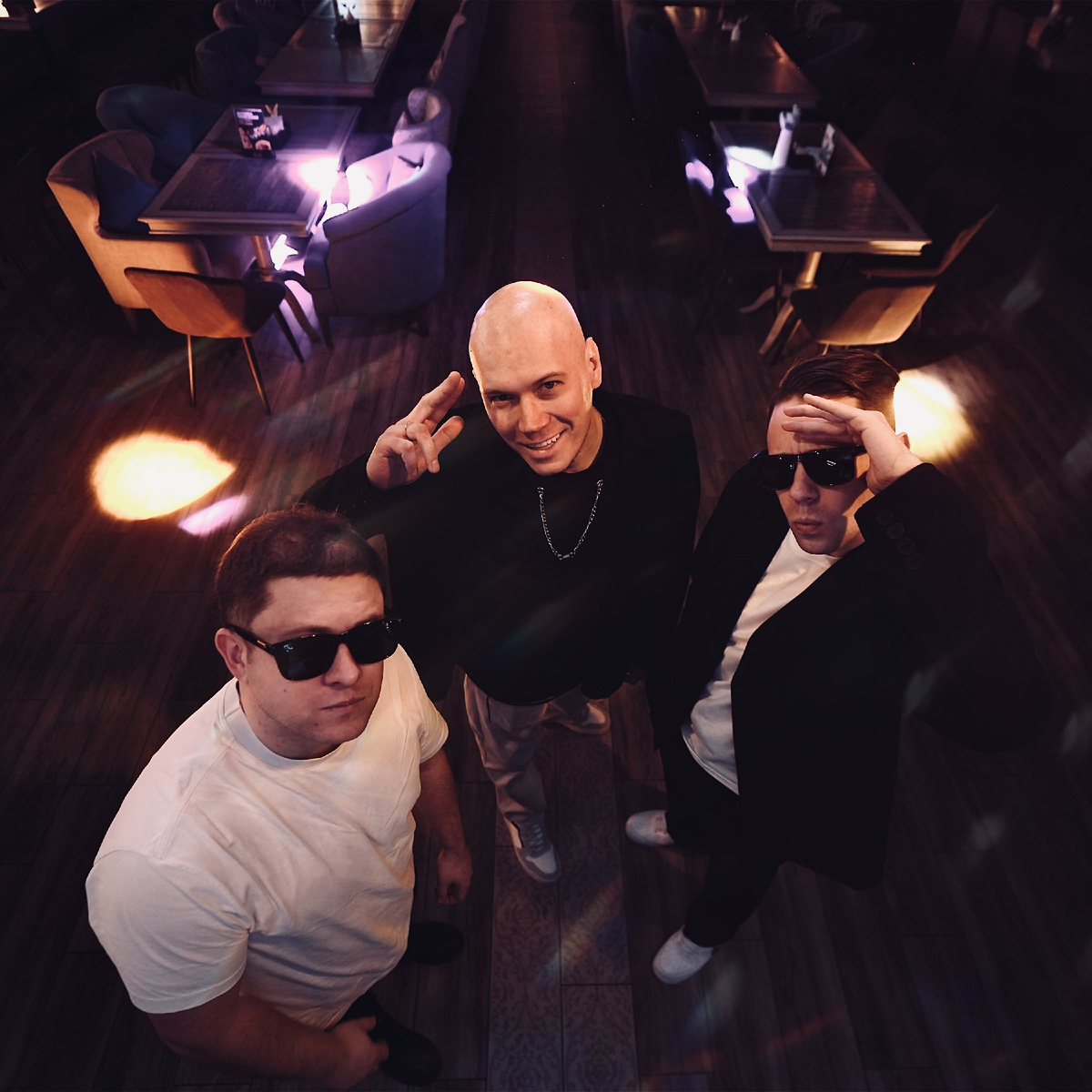 Ищу тебя по барам, да по ресторанам