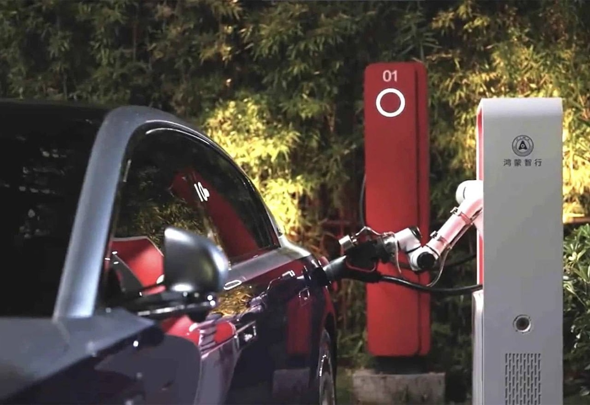 Huawei представила роборуку для автоматической зарядки электромобилей  