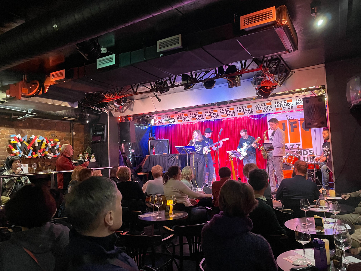 На сцене - Охта бэнд.