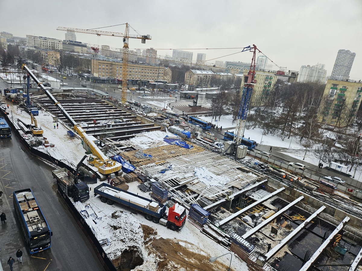 📷 1.1: В западном торце завершены монолитные работы – верхнее перекрытие полностью готово в бетоне.