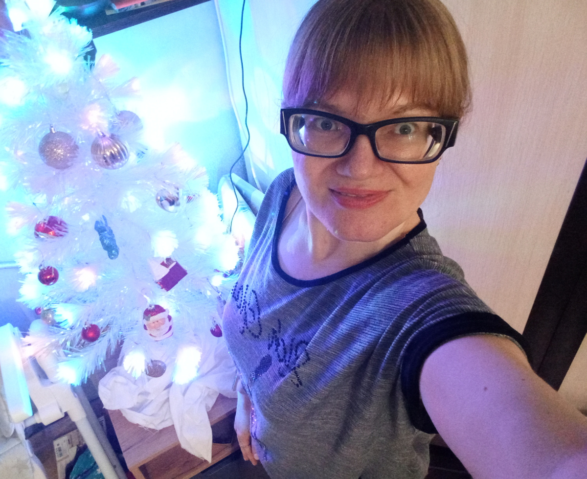 Скоро убирать Ëлочку- красавицу)). 