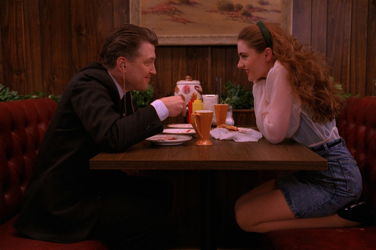 Дэвид Линч в роли агента ФБР Гордона Коула и Амик Мэдхен в роли Шелли в сериале "Твин Пикс" (1990—1991) ©ABC   📷