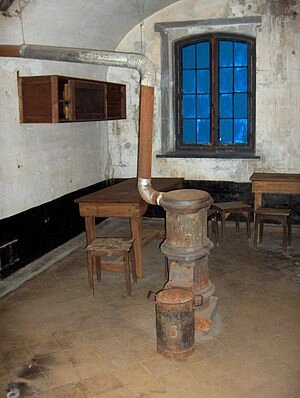   Печь-буржуйка в бельгийской тюремной камере-музее Фото: Commons.wikimedia.org