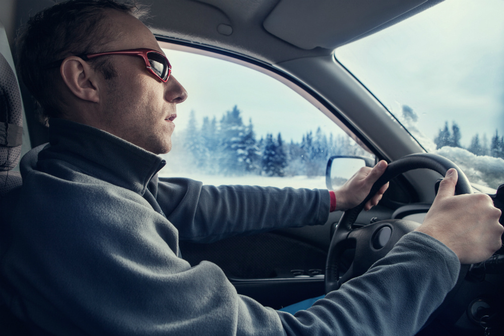 мужчина за рулем