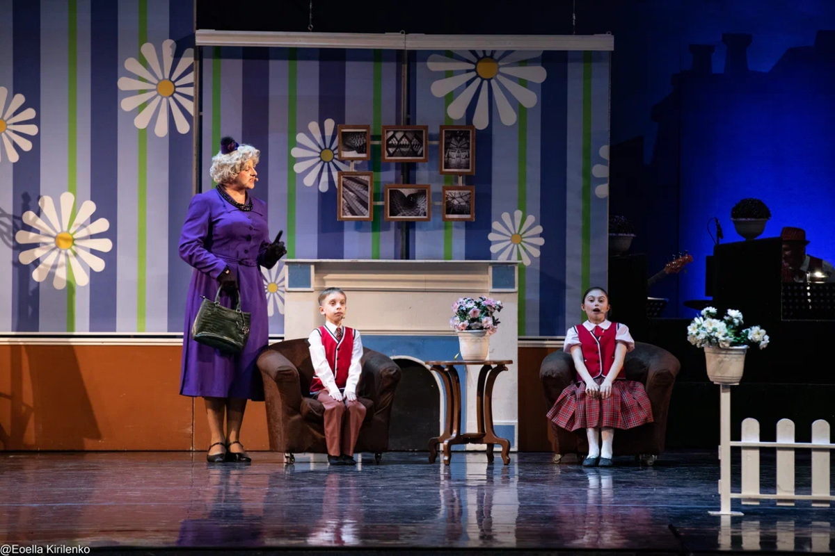 Джаз-мюзикл «Мэри Поппинс, до свидания!». Максим Колесников в роли мисс Эндрю
Источник: Иркутский областной музыкальный театр им. Н. М. Загурского