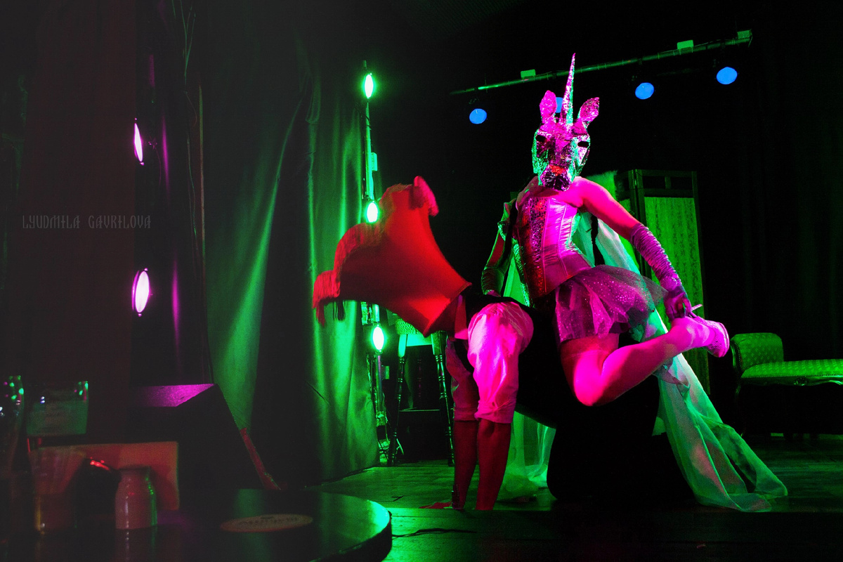 Фото с Полиной сделано мною на бурлеск - шоу Алисы Шпиллер по мотивам Твин Пикс в пабе Панч и Джуди