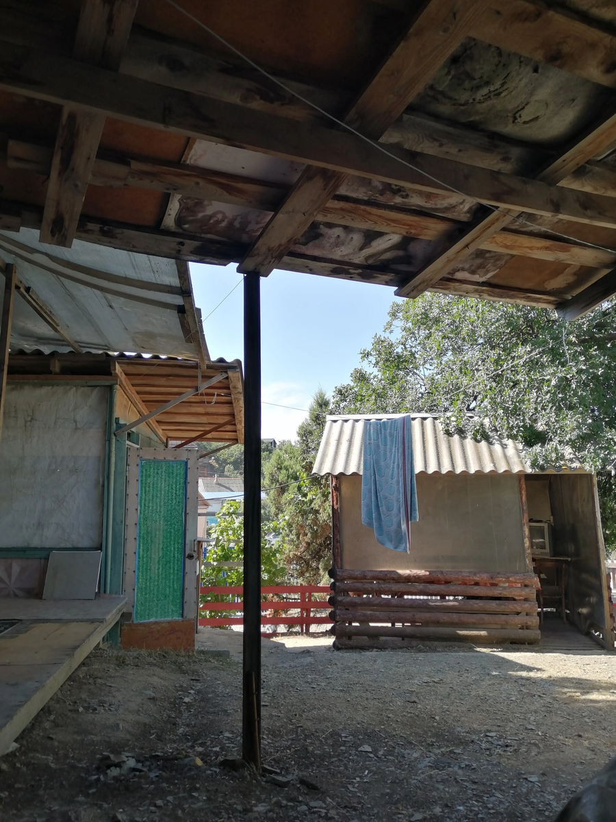 Возле нашего домика.