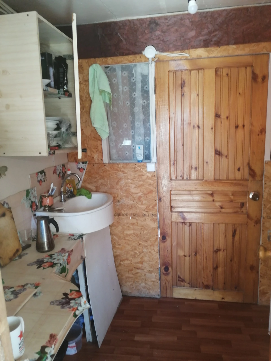 А это мы переехали в том же дворе в условия чуть получше (с отдельной кухней). Это, собственно, кухня и есть 1,5*2 метра. И дверь, ведущая в комнату с кроватью.